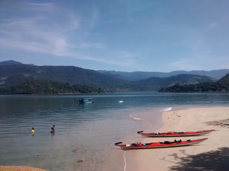 Caiaque pelas praias e manguezais