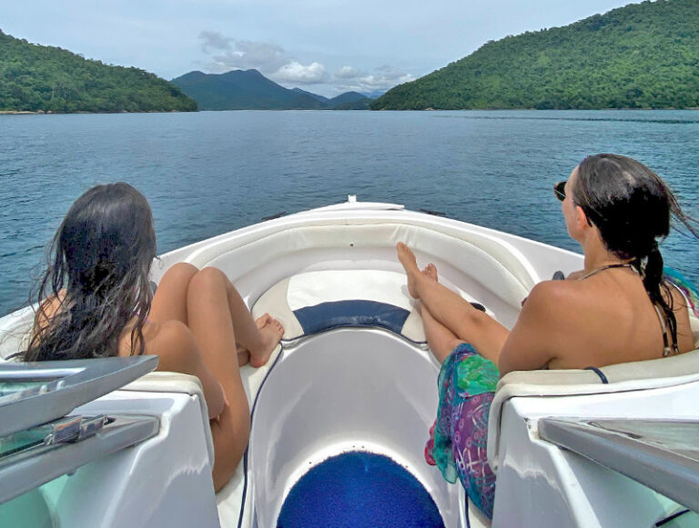 Passeio de lancha privativo em Paraty
