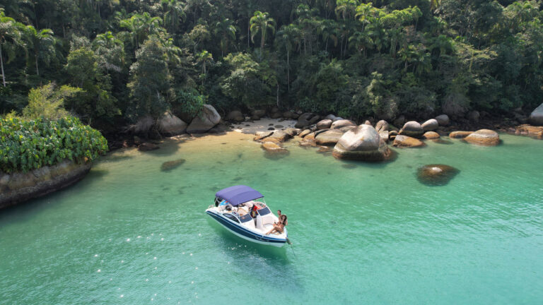 Passeio de lancha privativo em Paraty