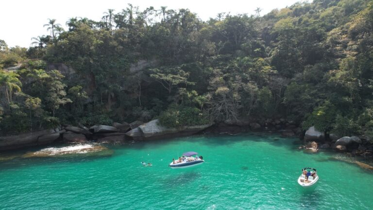Passeio de lancha privativo em Paraty